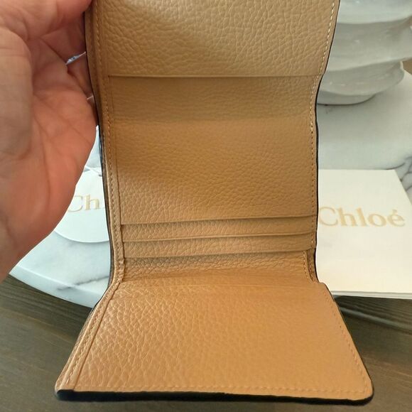 Chloe SMALL ALPHABET TRI-FOLD IN GRAINED
LEATHER - Picture 5 of 9